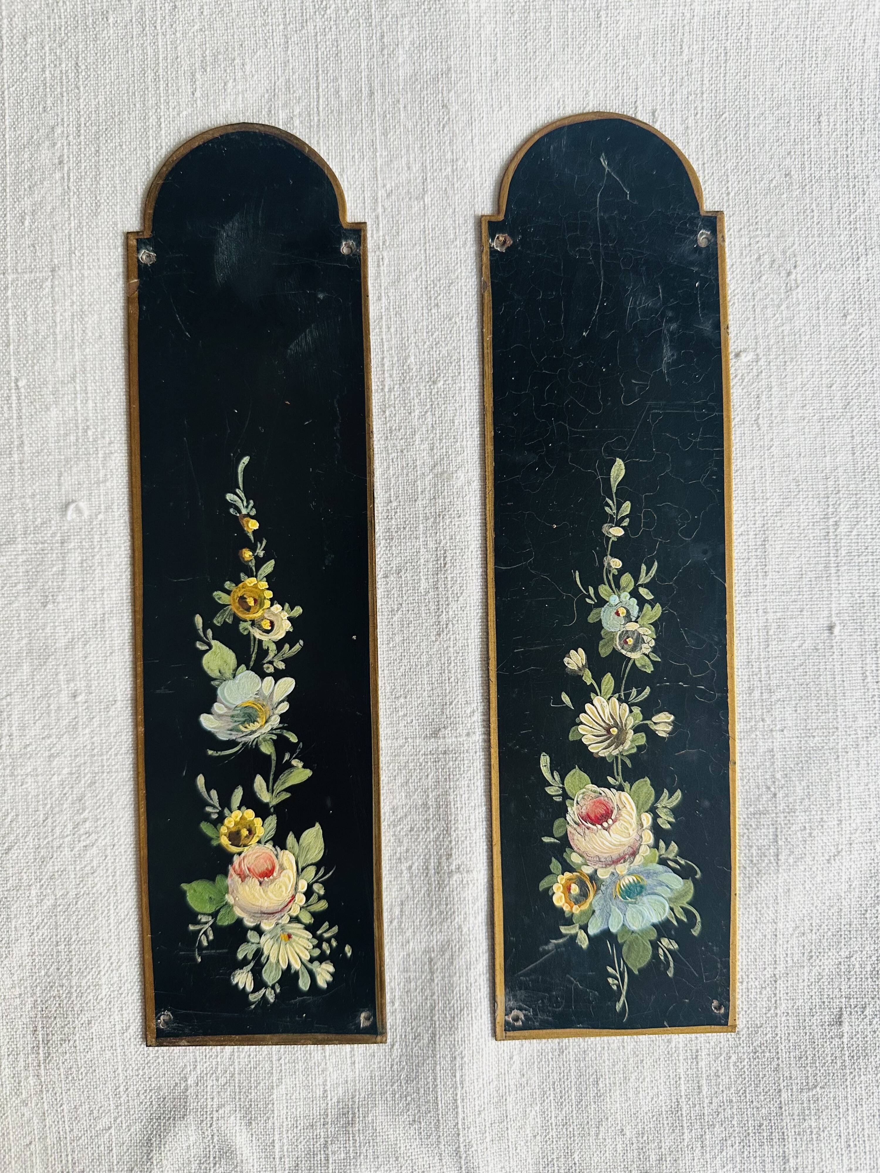 Plaques de propreté Napoléon III en tôle peinte, décor floral