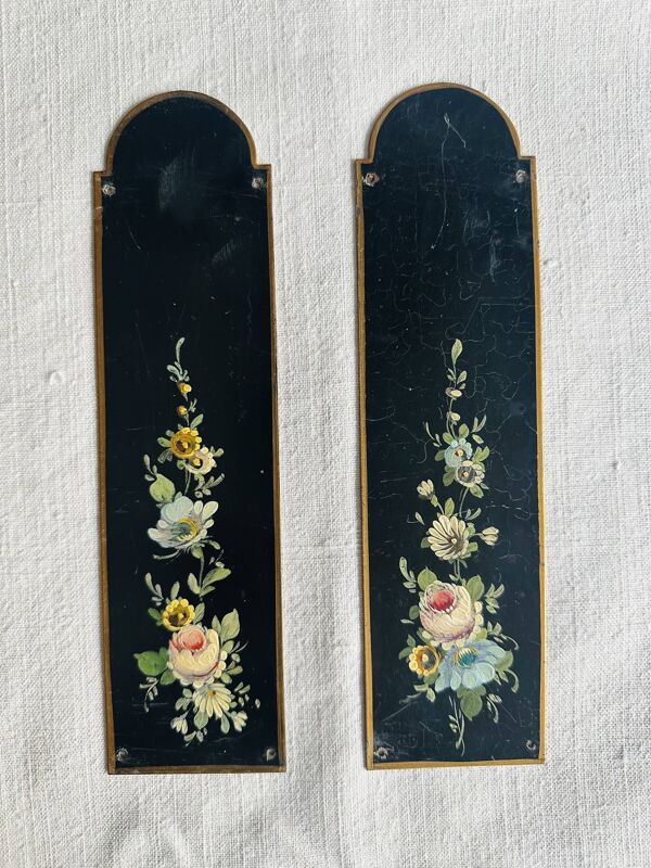 Plaques de propreté Napoléon III en tôle peinte, décor floral