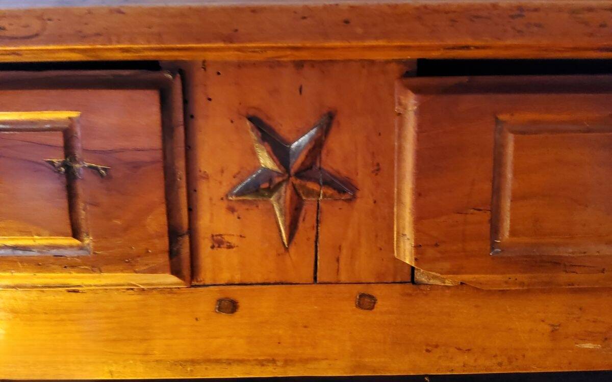 Rustic or authentic country buffet with beautiful sculptures.