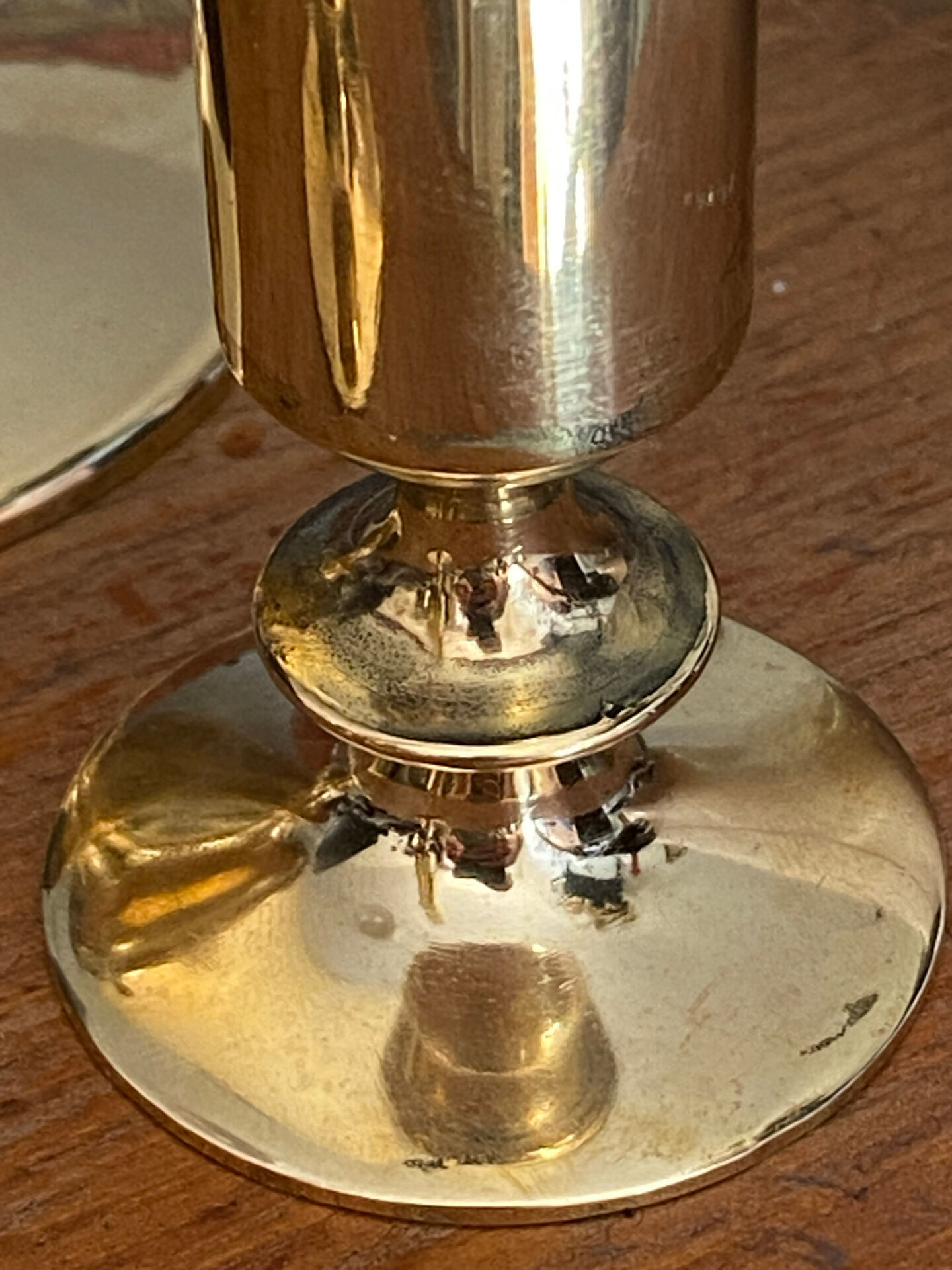 Set of candlesticks and tubular vases in solid brass.