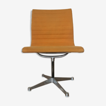 Chaise EA105 par Charles & Ray Eames, édition Herman Miller