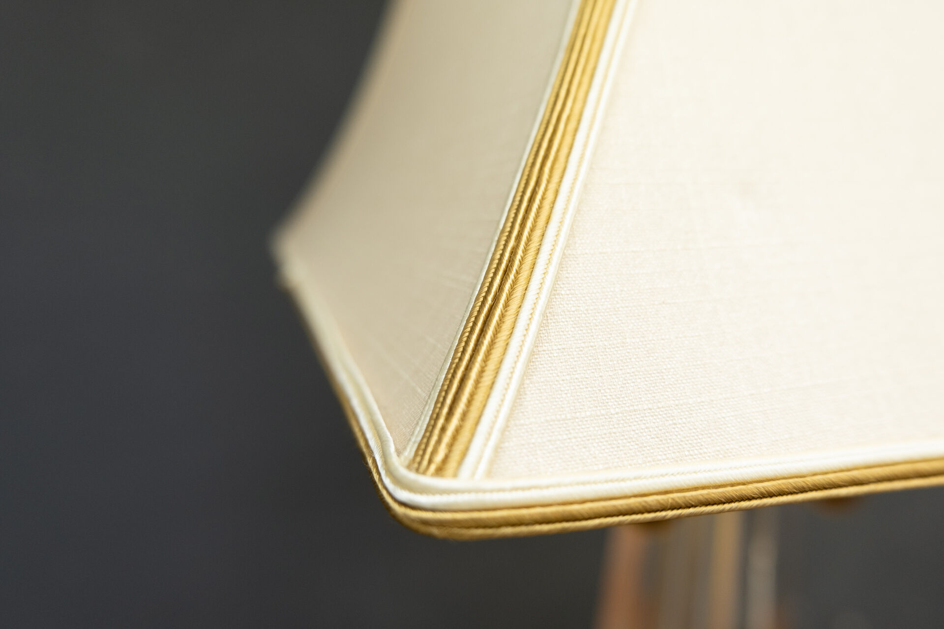 Les arcades lucite gold-plated brass table lamp
