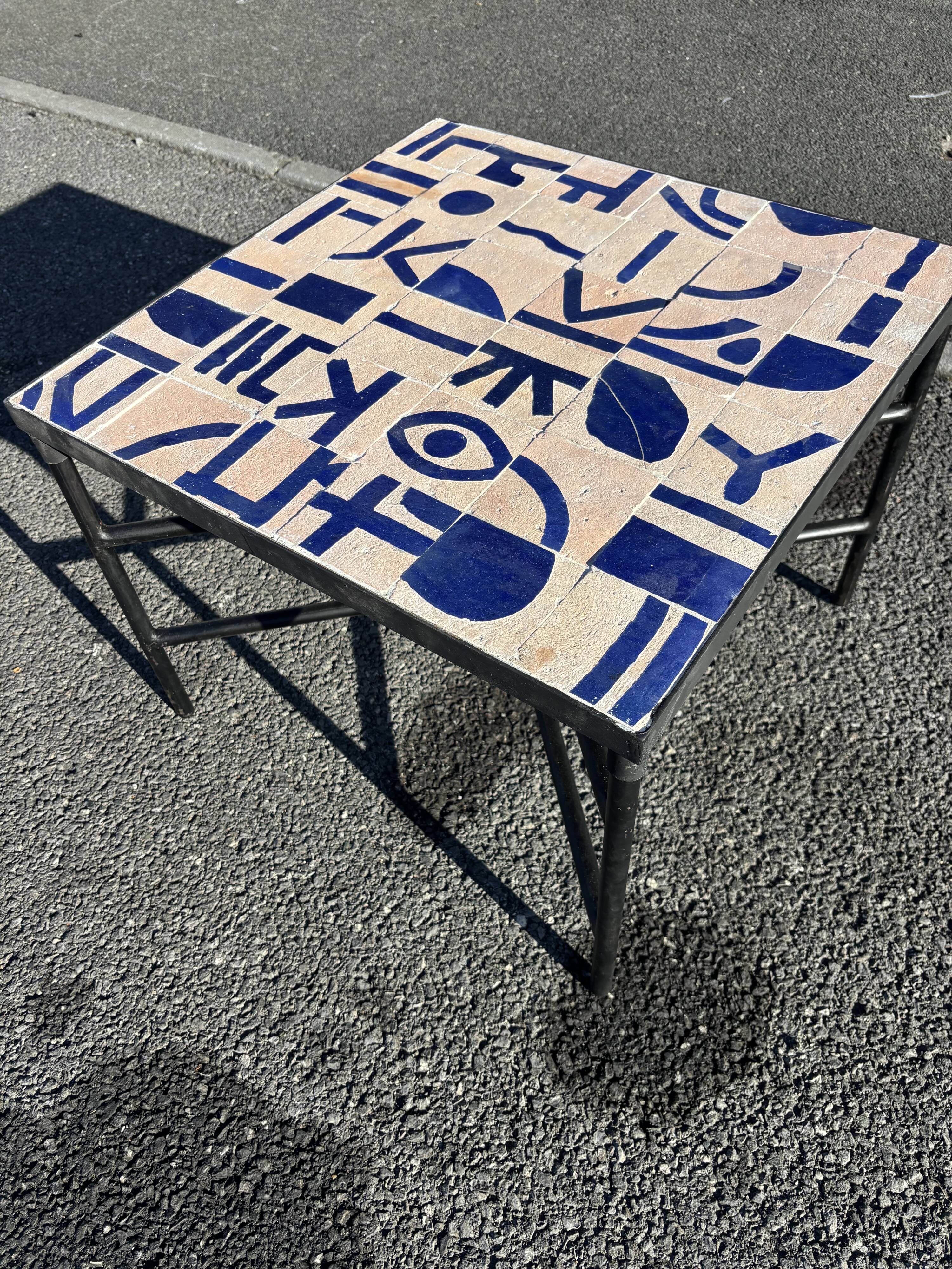 Table basse carrée en zellige bleu cobalt – décor abstrait artisanal