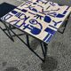Table basse carrée en zellige bleu cobalt – décor abstrait artisanal