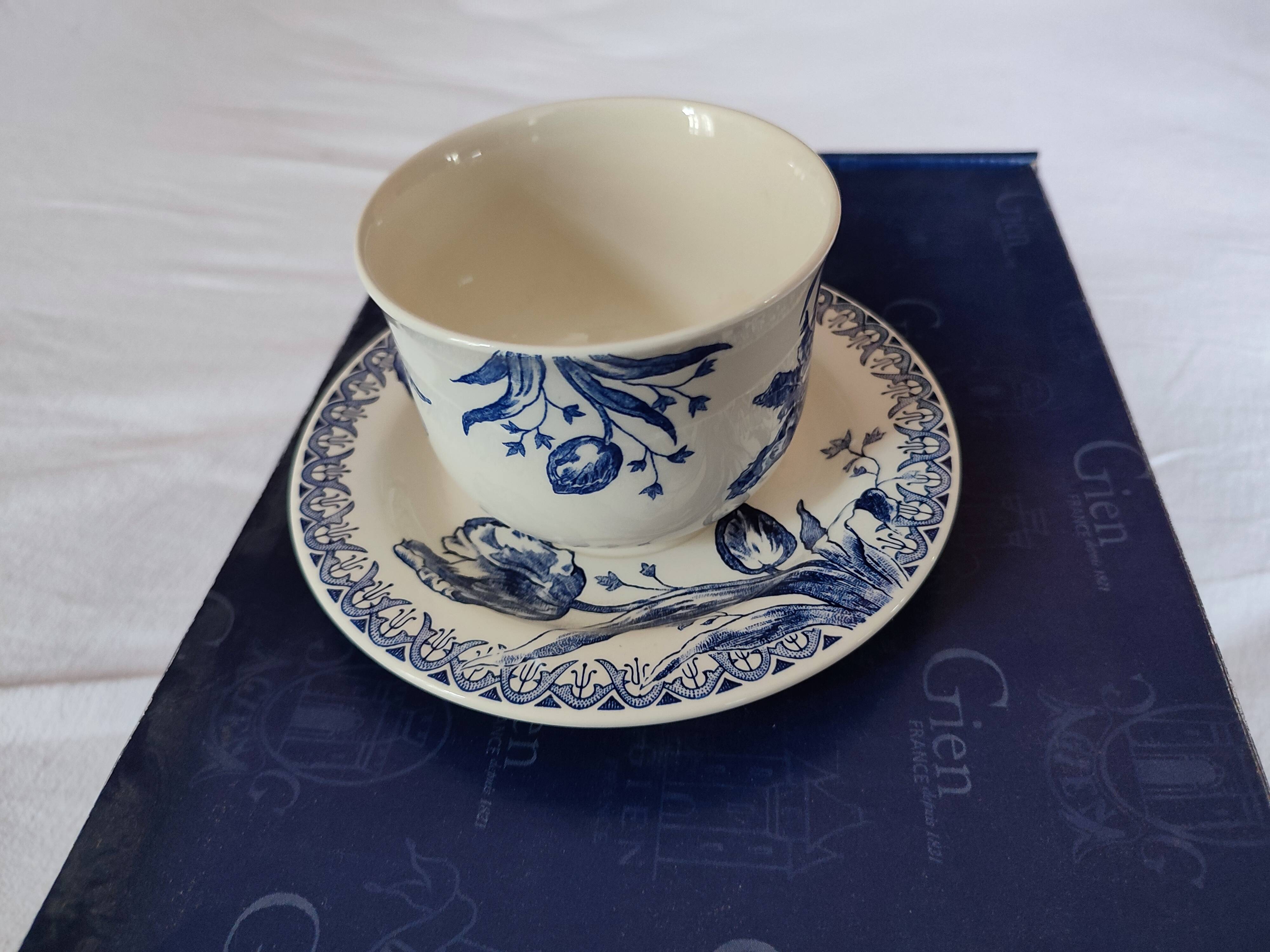 Manufacture Gien box of 2 cups and 2 saucers