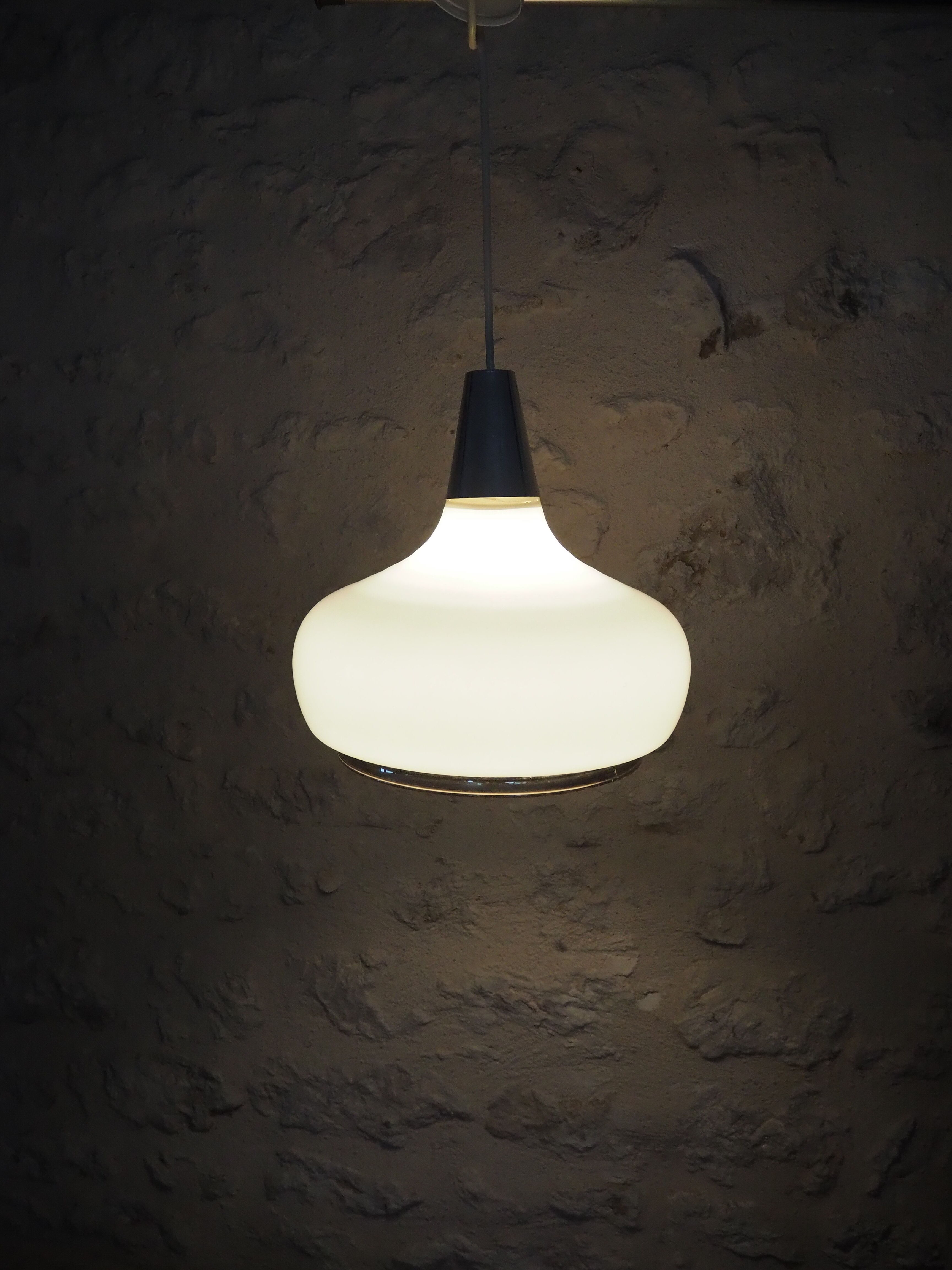Suspension in white opaline – silver-edged from the 1970s.