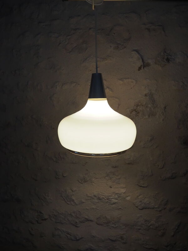Suspension en opaline blanche – bord argenté des années 1970.