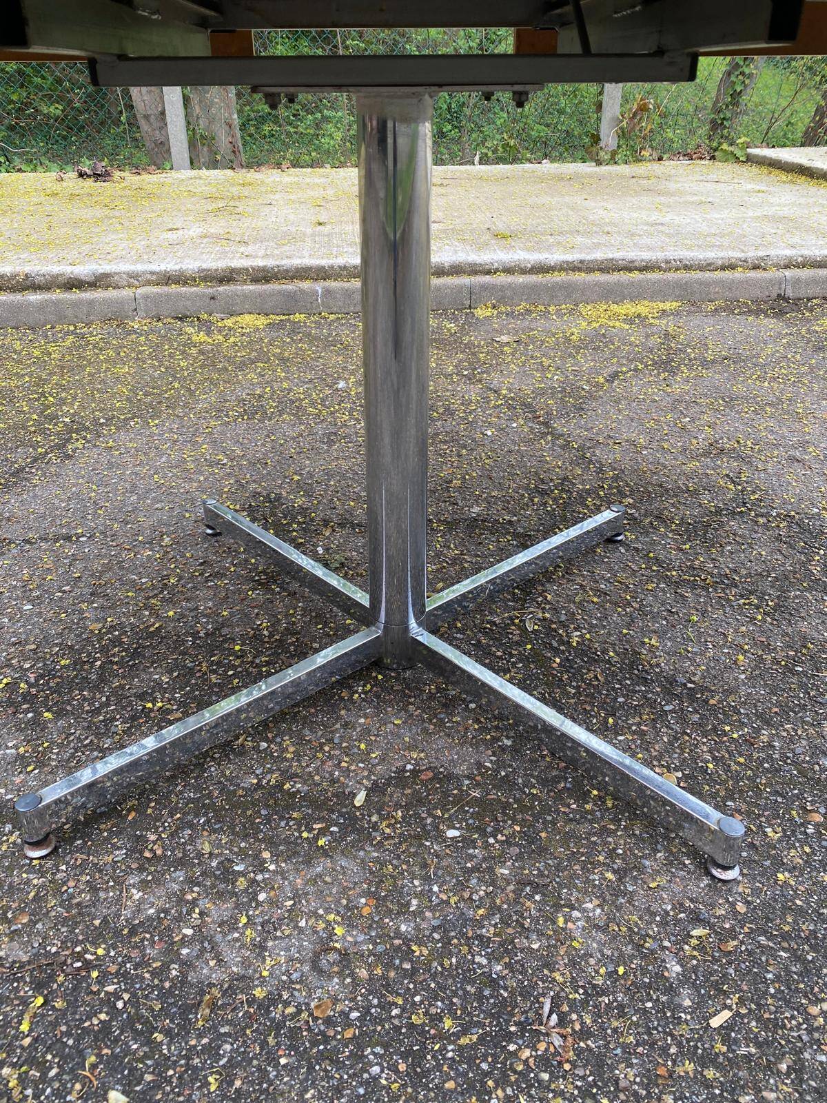 White dining table with a central tulip base, extendable to 100cm.