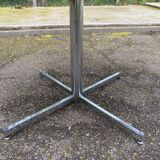 White dining table with a central tulip base, extendable to 100cm.