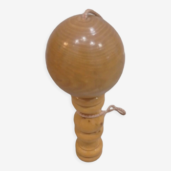 Bilboquet en bois vernis