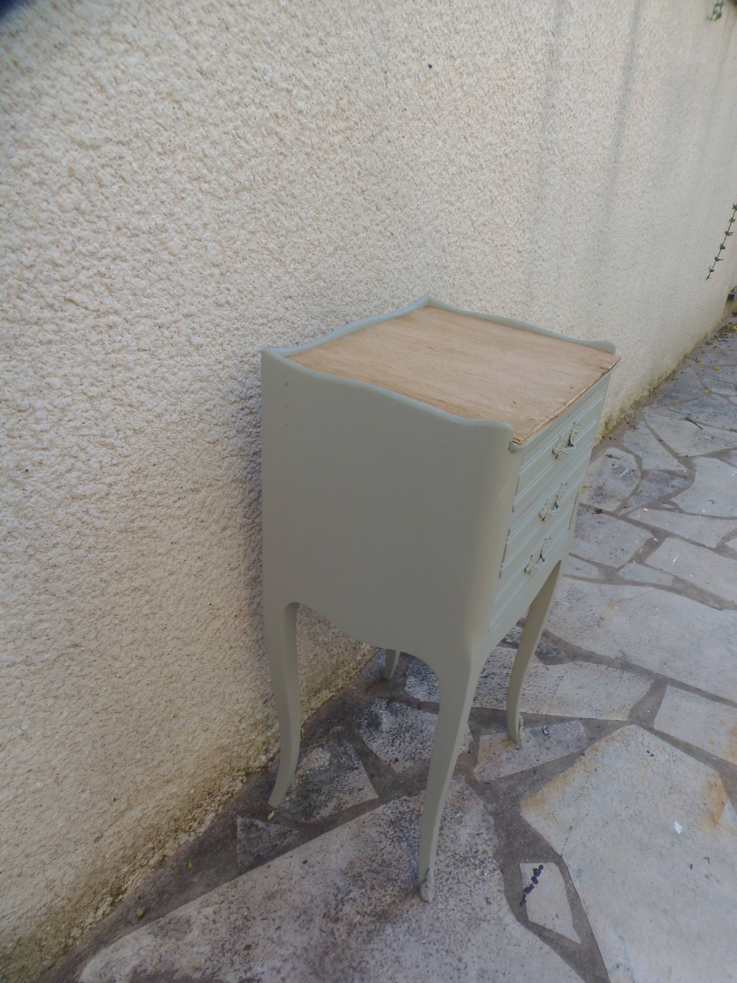 Chevet style Louis XV de belle facture réenchanté en vert de gris.