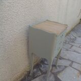 Chevet style Louis XV de belle facture réenchanté en vert de gris.