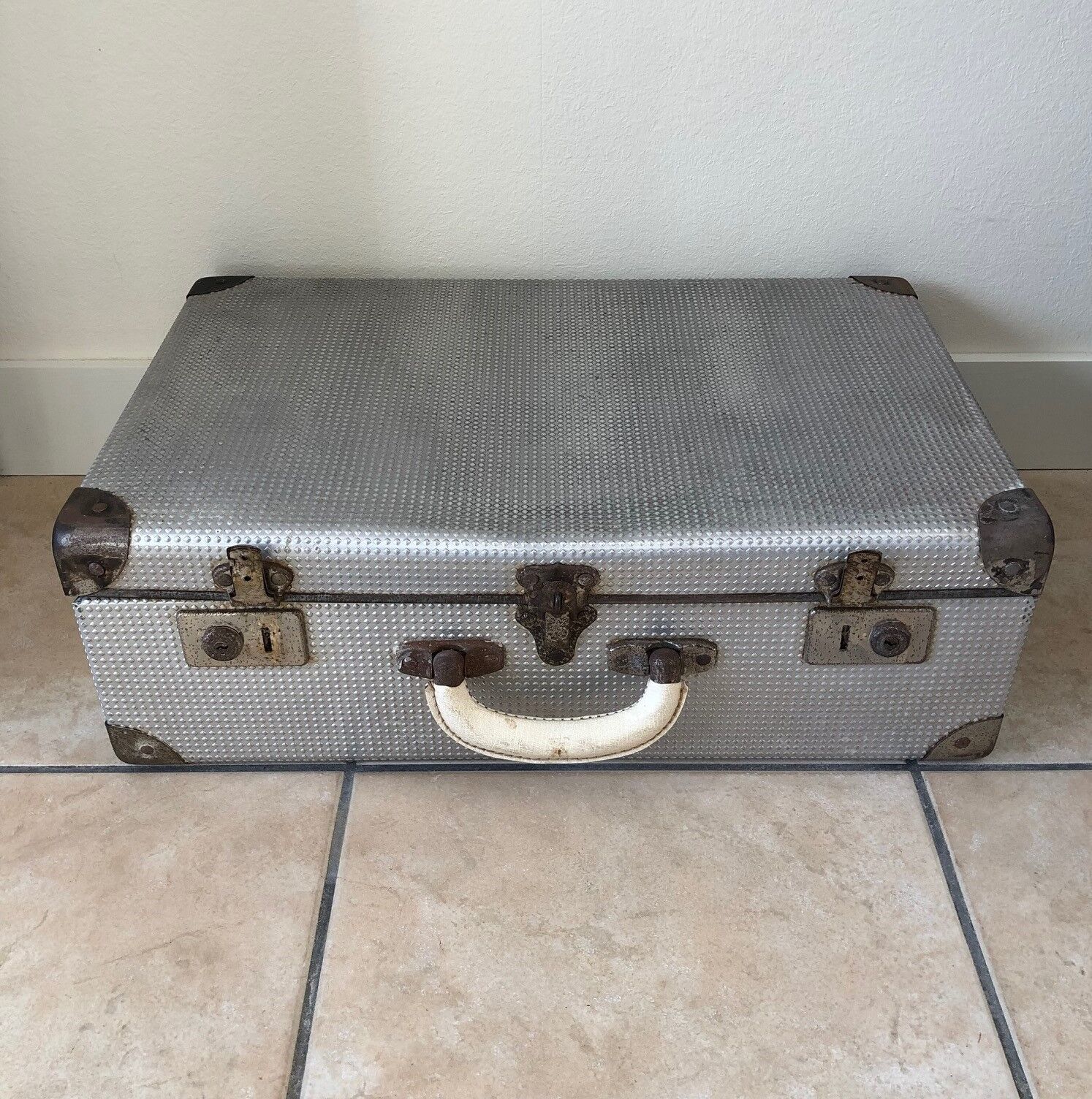 60' vintage vintage undue metal travel case