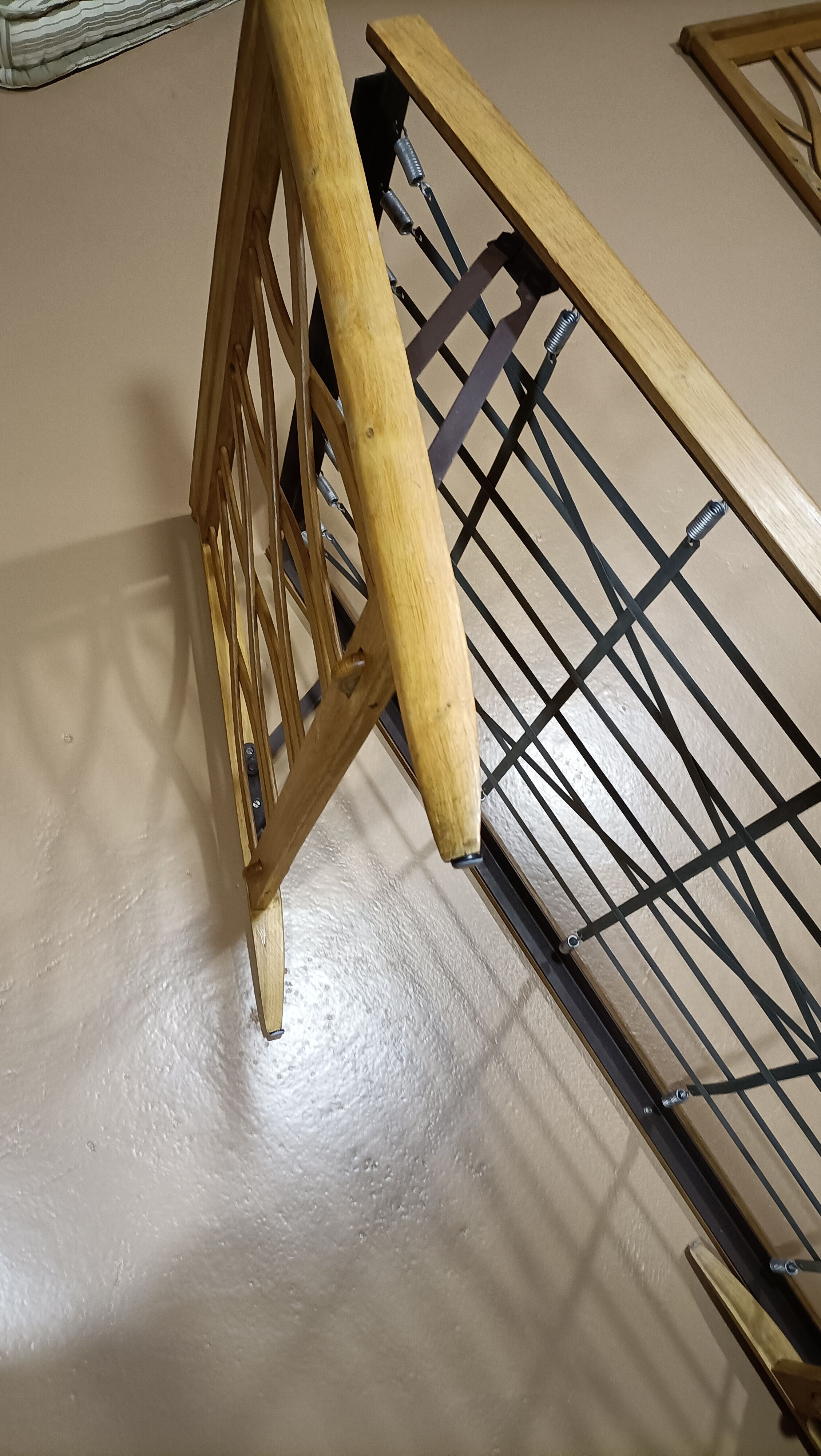 Vintage pull-out beds with cross-beams