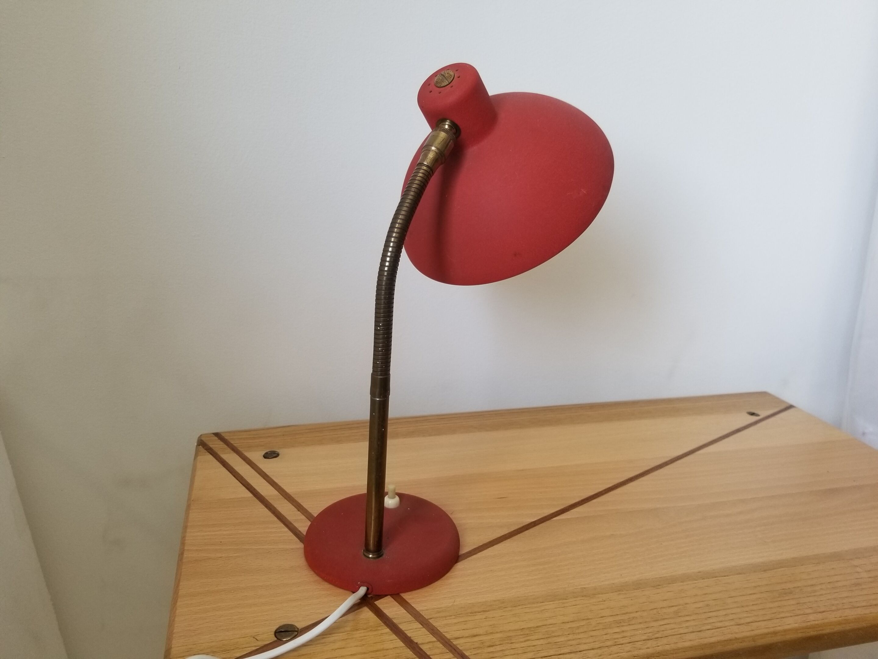 Vintage laying lamp in brass and grainy red aluminum - 50s