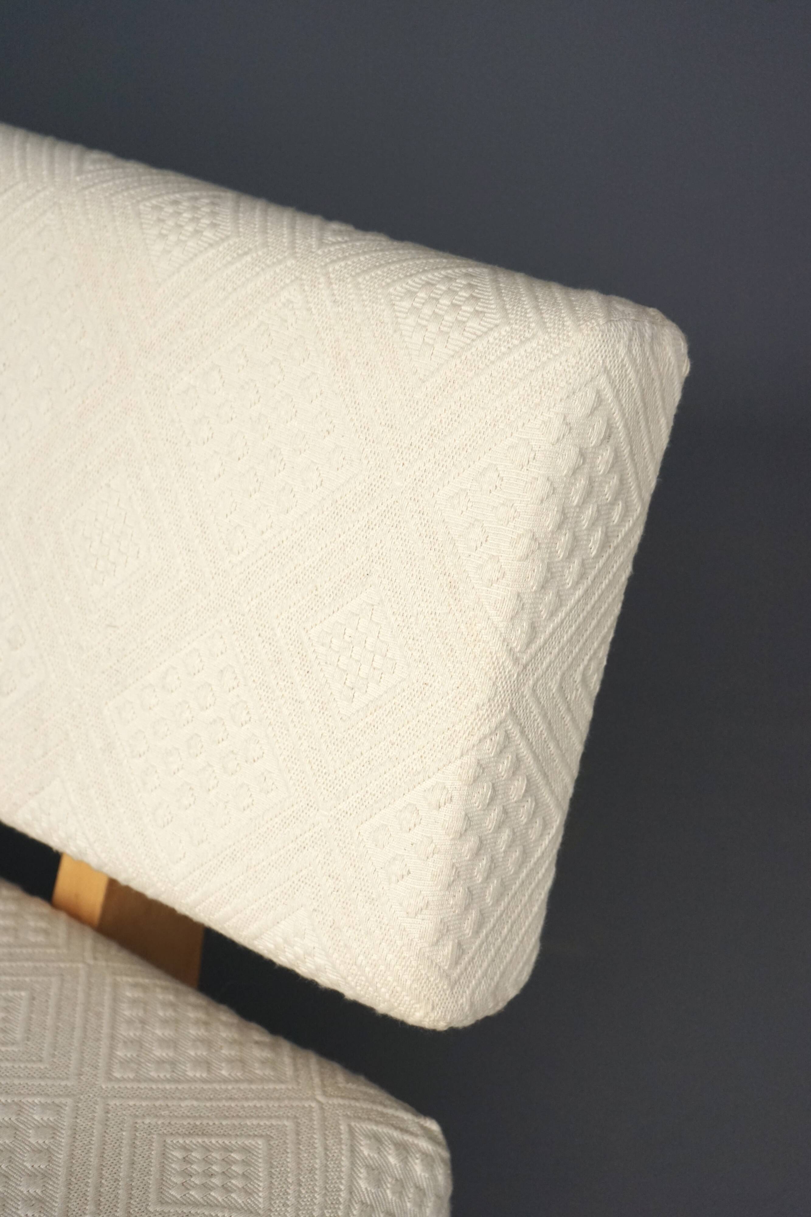 Canapé compact de style néerlandais avec base en bois. Années 1960.