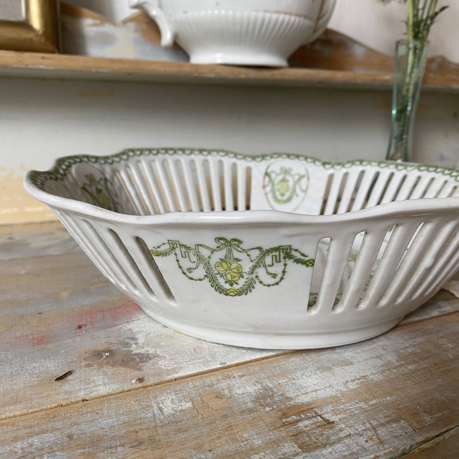 Coupe à fruits en porcelaine ajourée