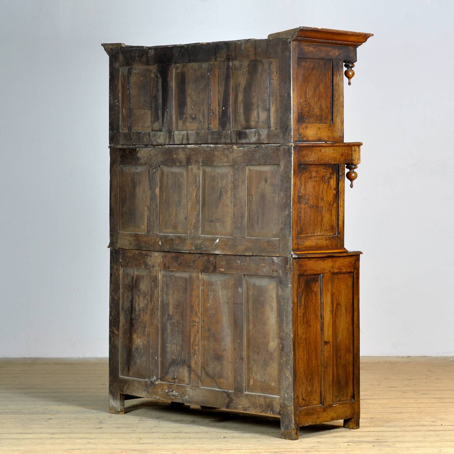 Oak tridarn cabinet, circa 1710
