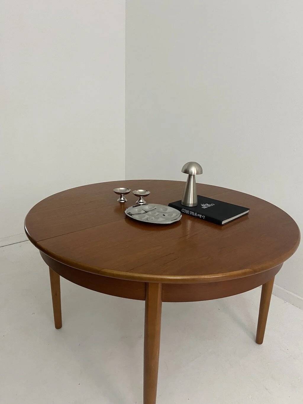Vintage extendable table by Jentique