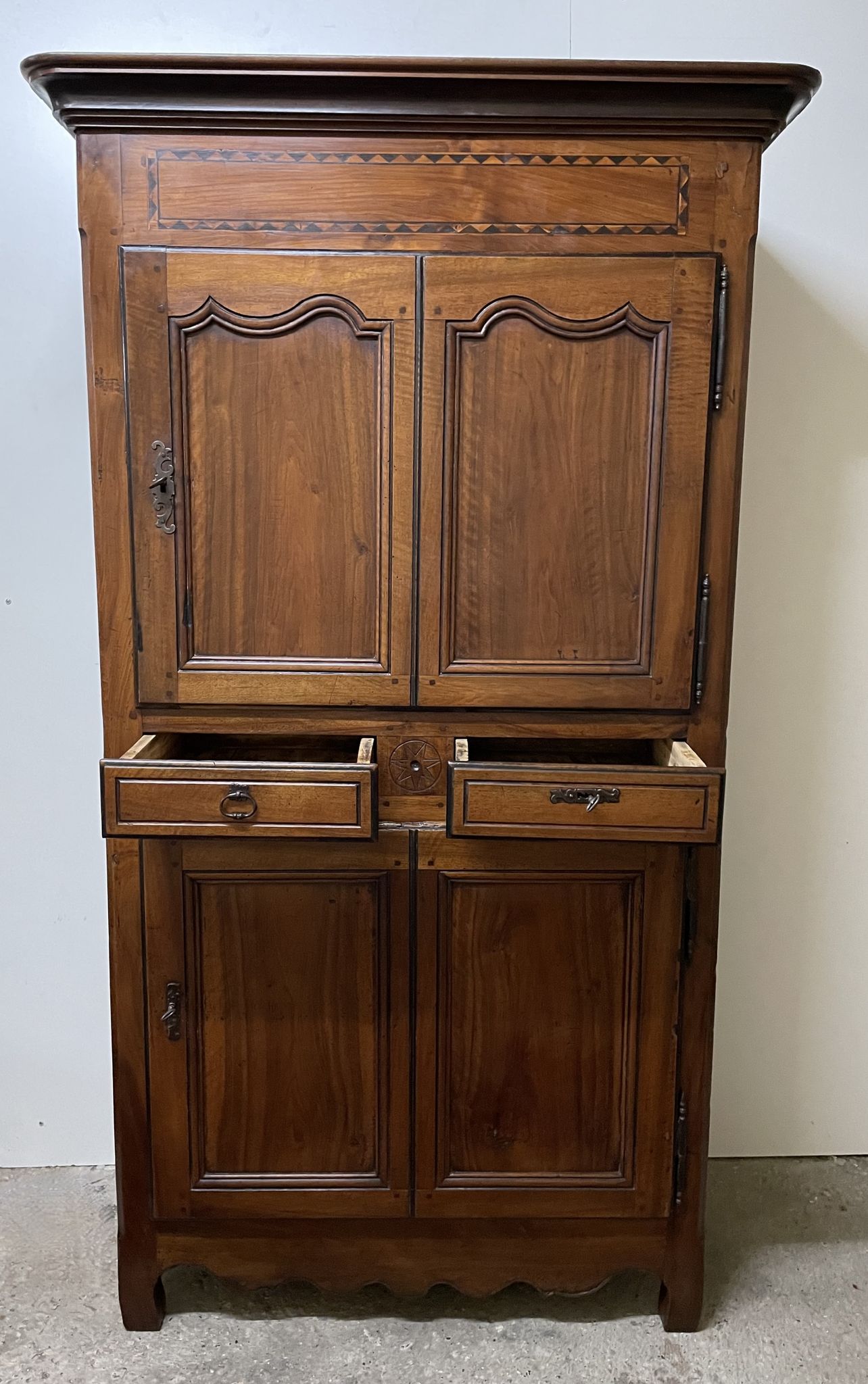 Armoire en noyer d'époque XIX ème