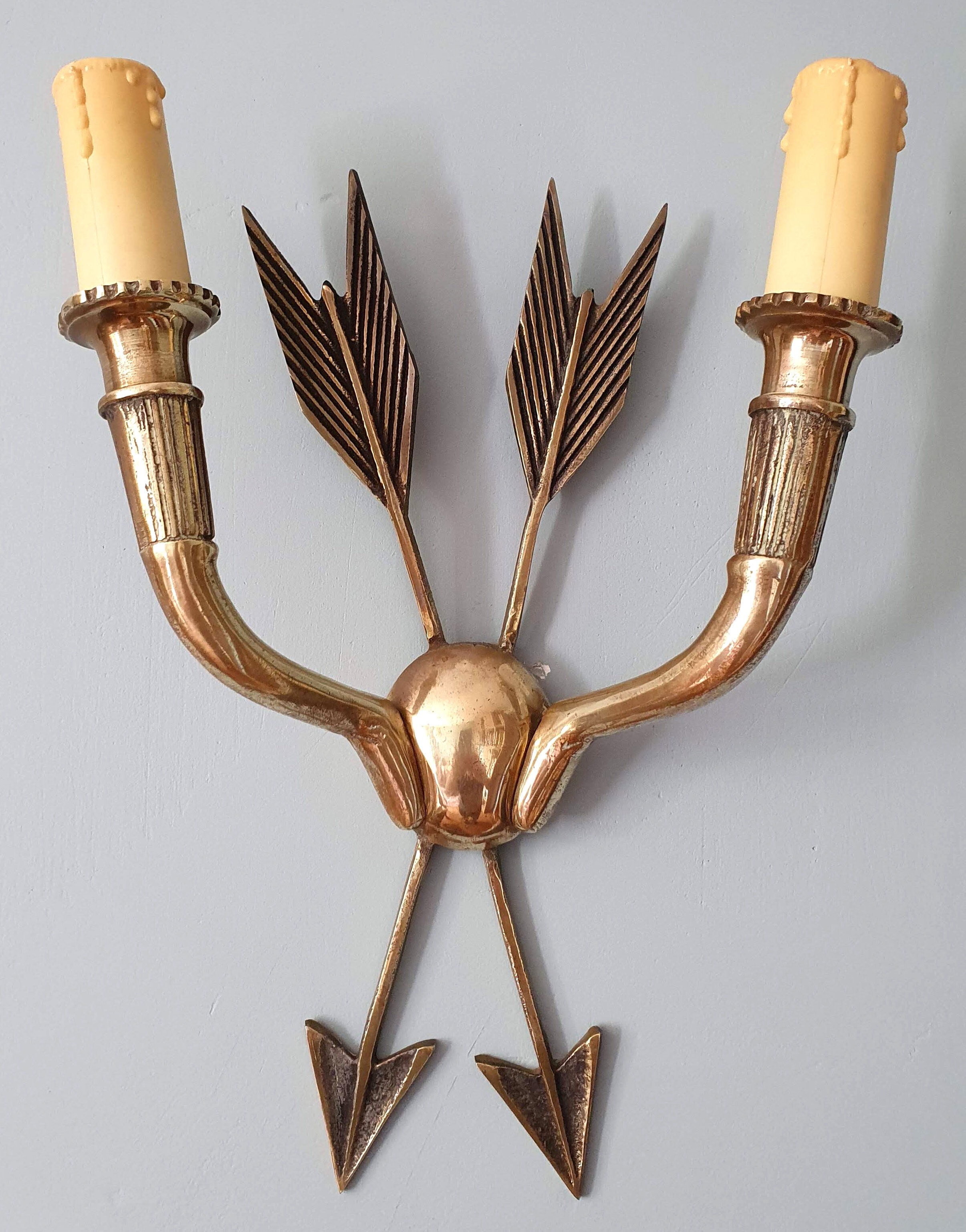 Vintage wall lamp decorated with bronze arrows