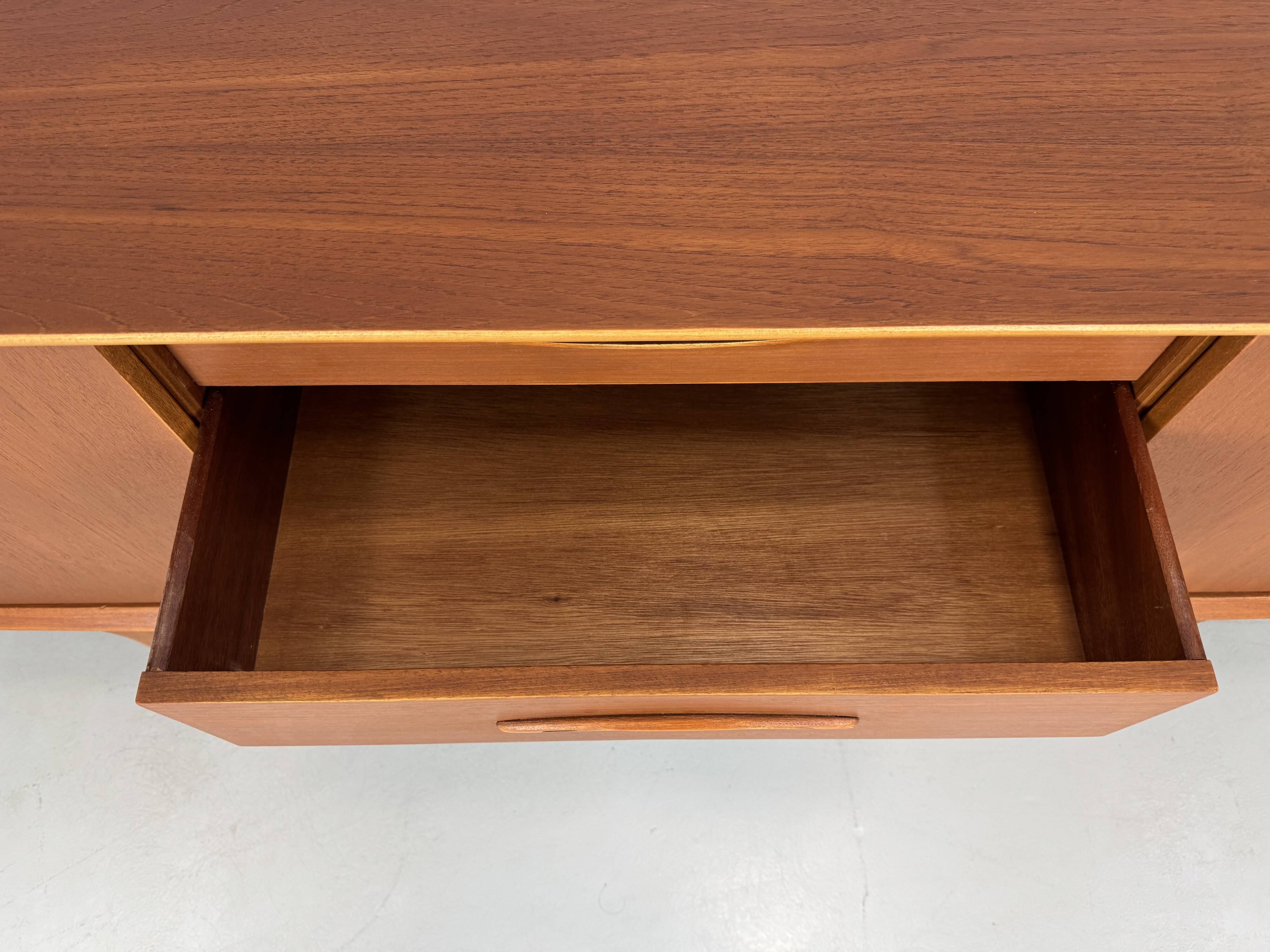 Buffet vintage par Jentique des années 1960.