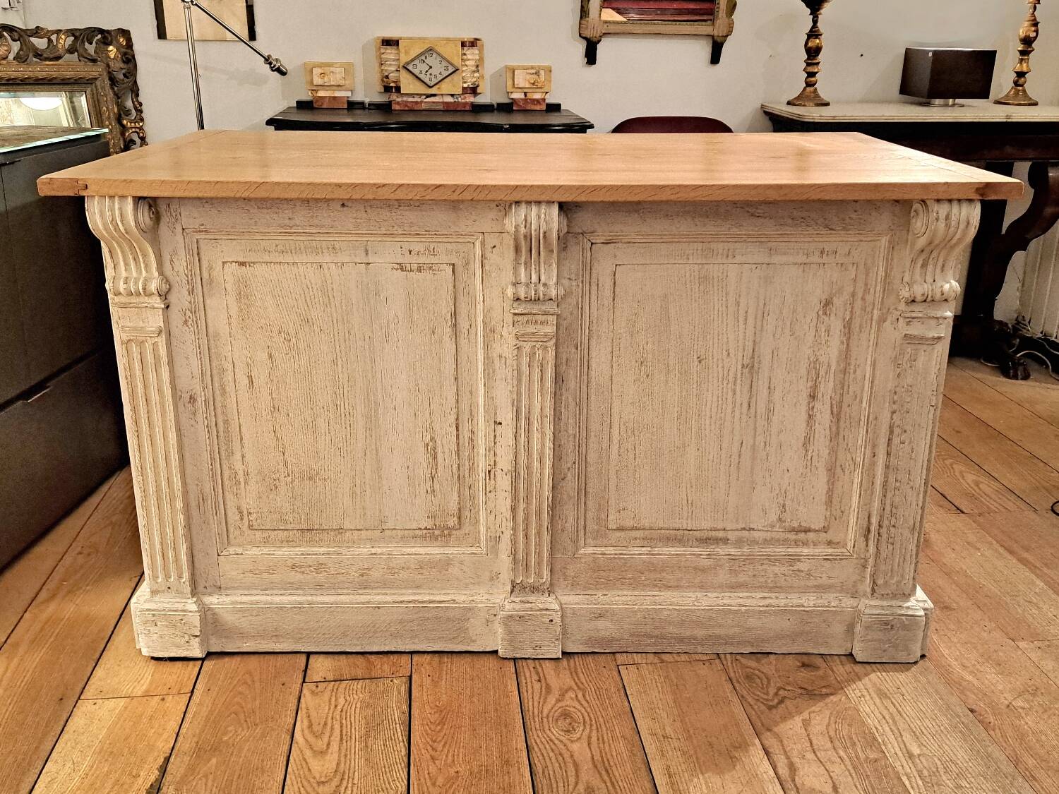 Counter from the late 19th century in patinated oak.