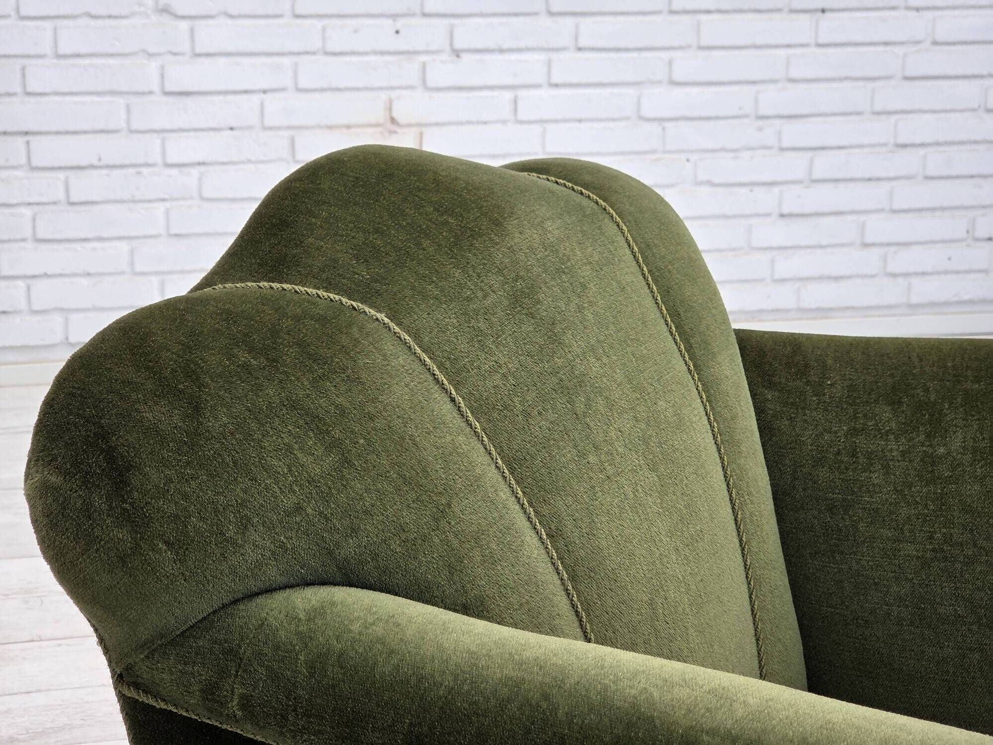 Fauteuil danois des années 1950, velours vert, pieds en frêne.