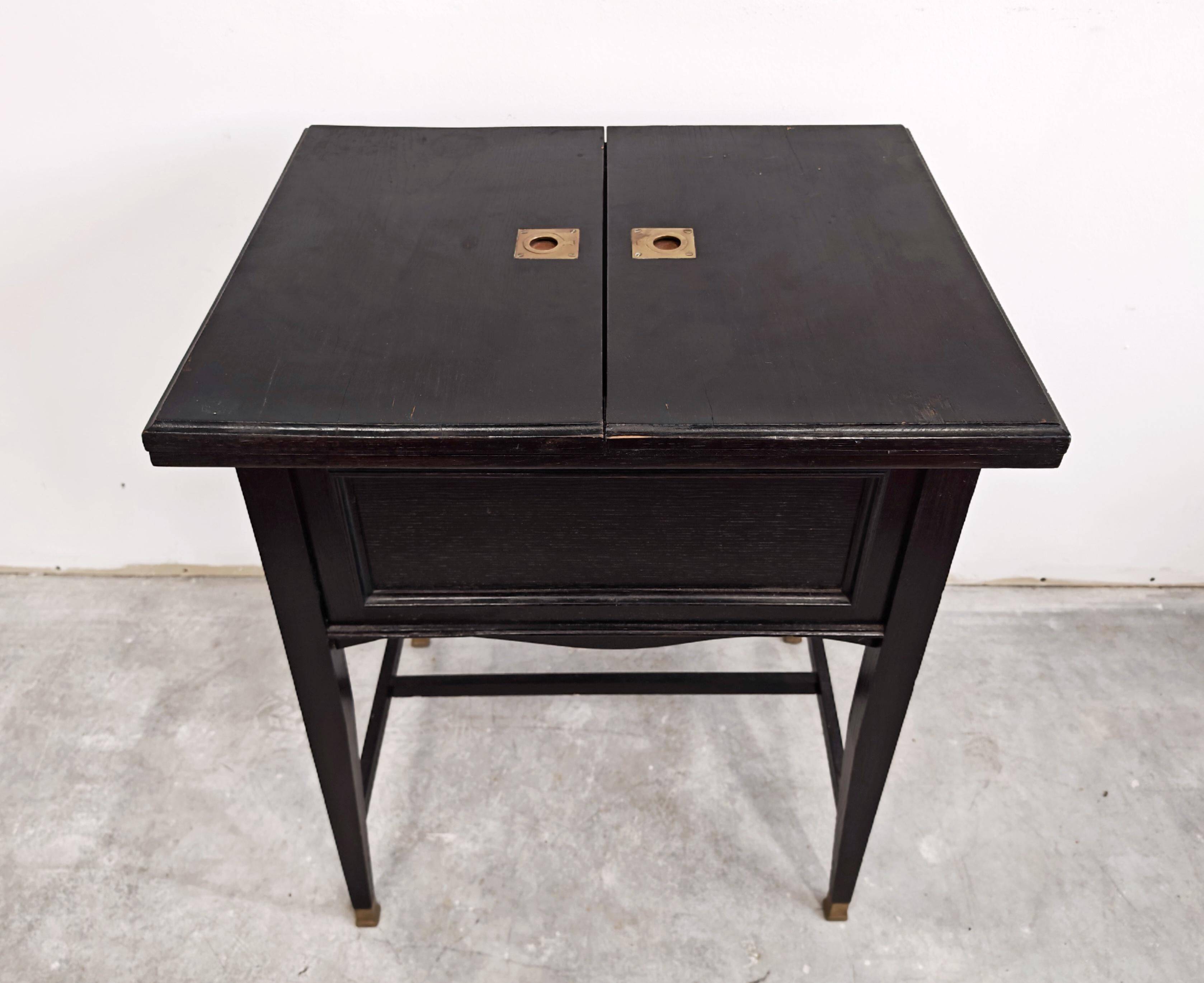 Cabinet de bar Sécession de Vienne en chêne noirci et laiton 1910