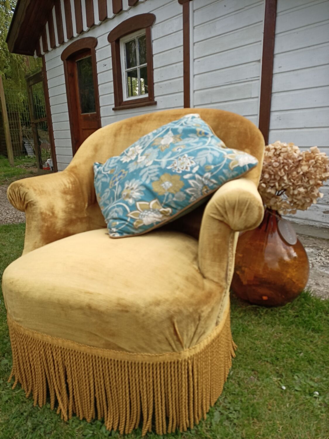 Velvet toad armchair