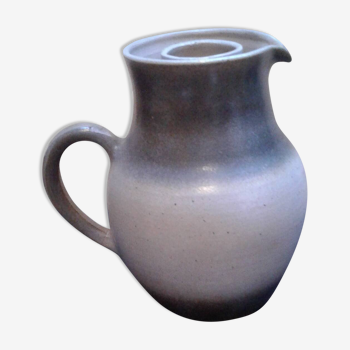 Stoneware pot.