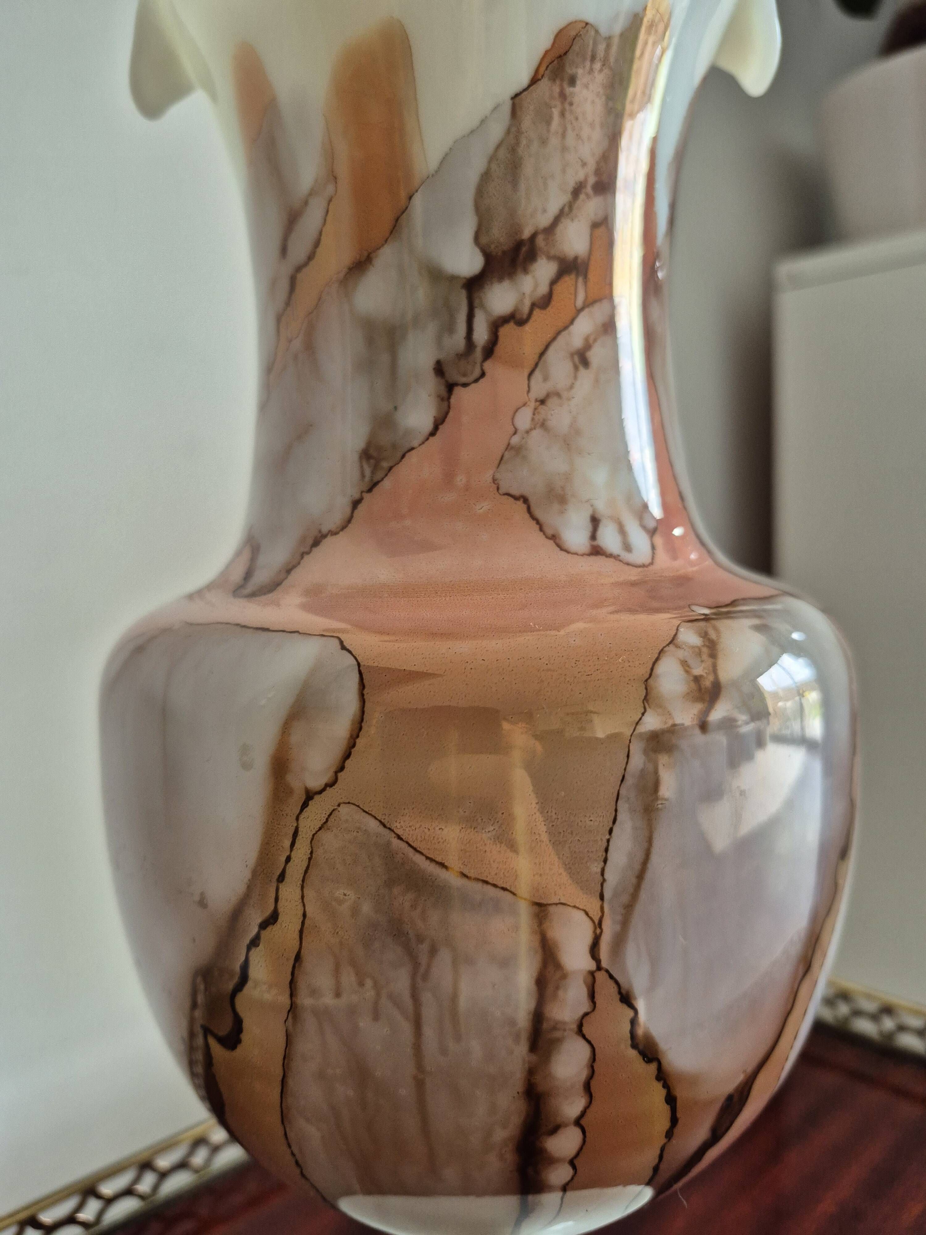 Vintage footed vase in white opaline, marbled/marble effect decoration from the 60s.