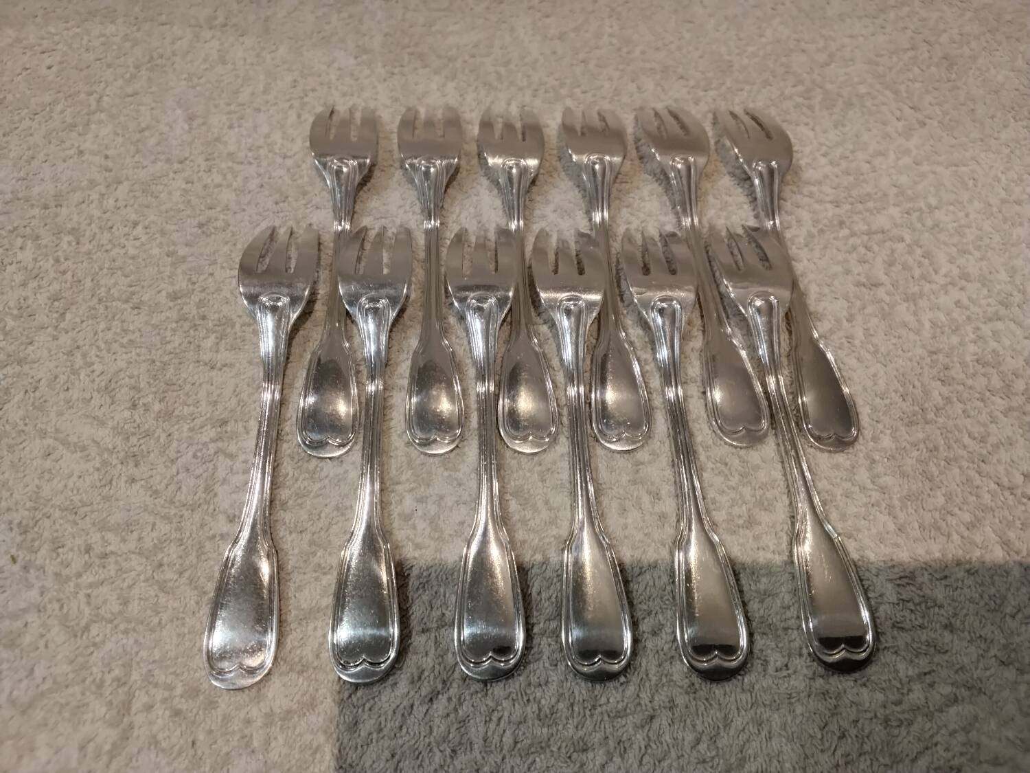 12 silver-plated metal cake forks by Argental silversmiths with a decorative pattern