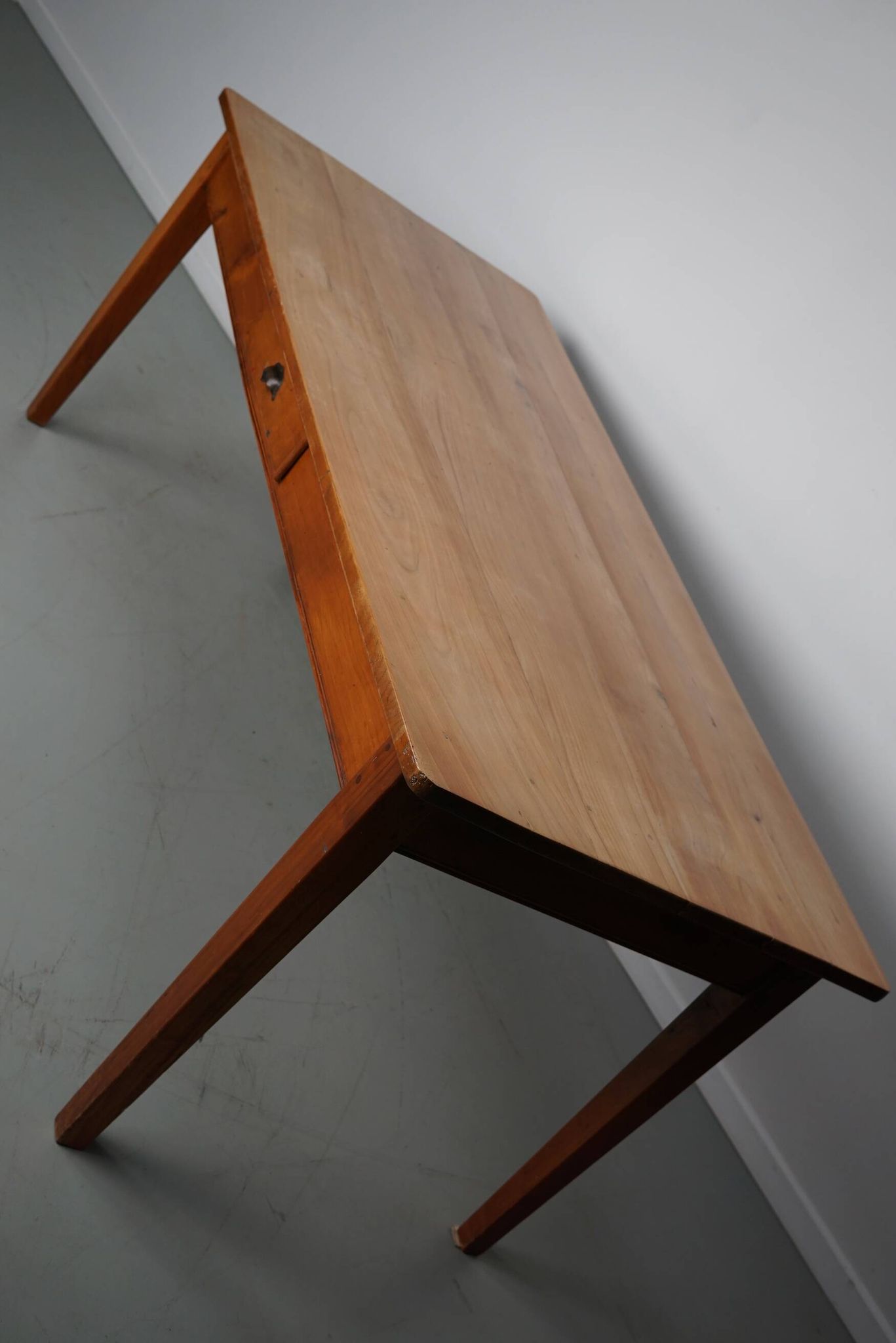 Table à manger rustique française vintage en cerisier du XXe siècle