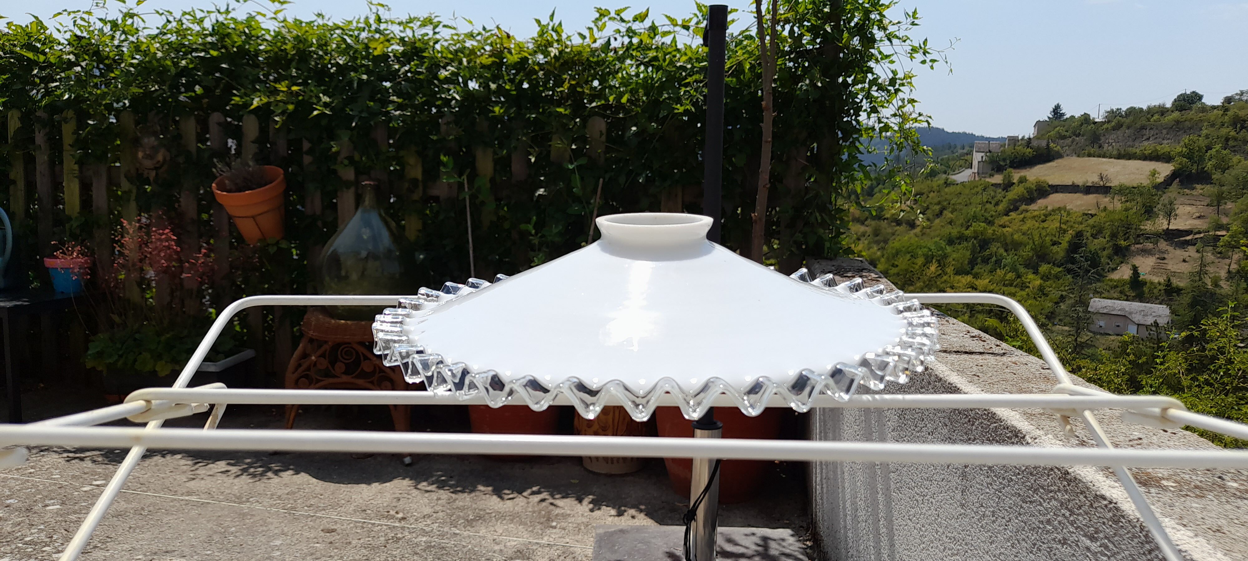 Serrated opaline suspension
