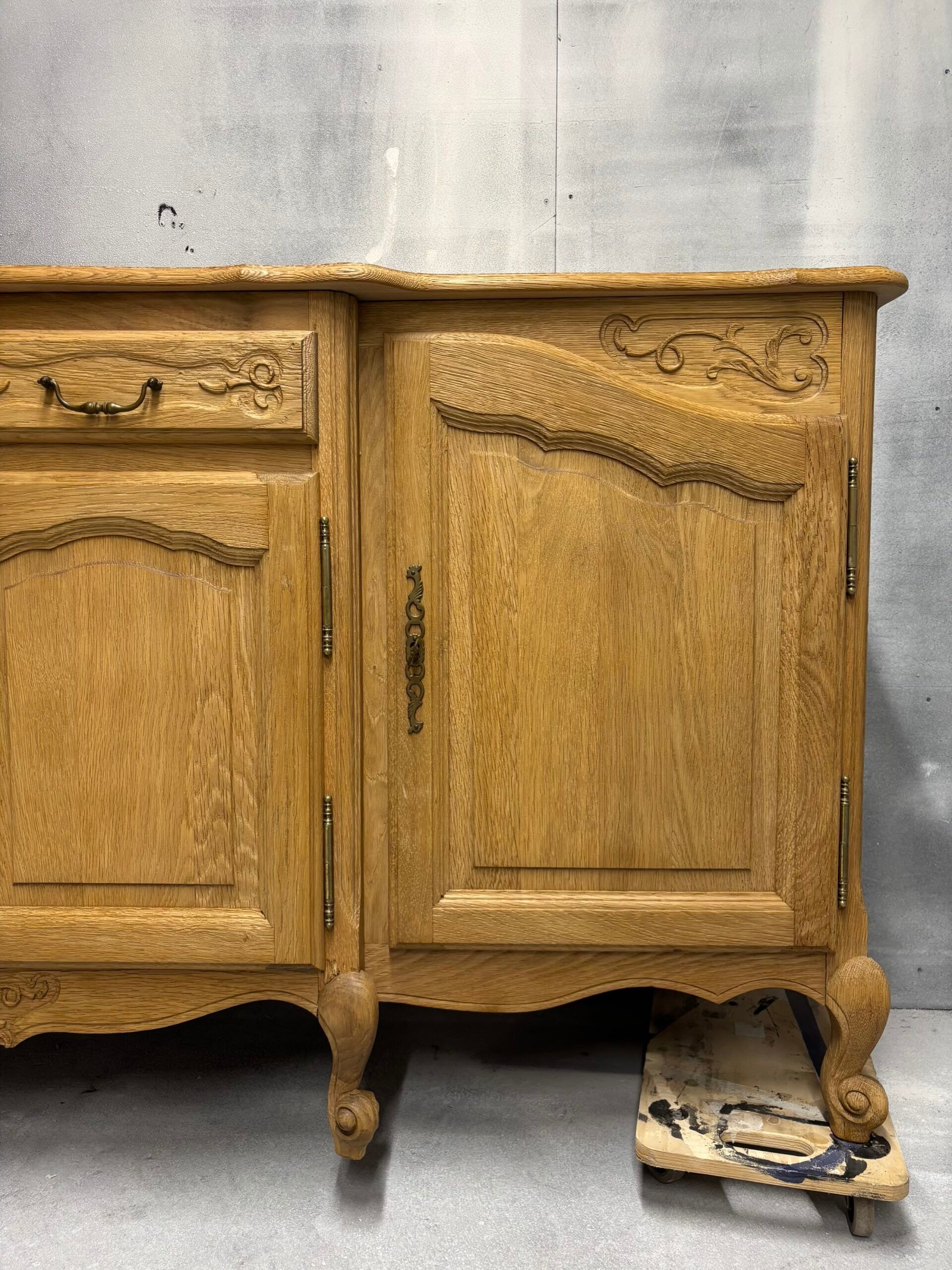 Oak buffet with marquetry