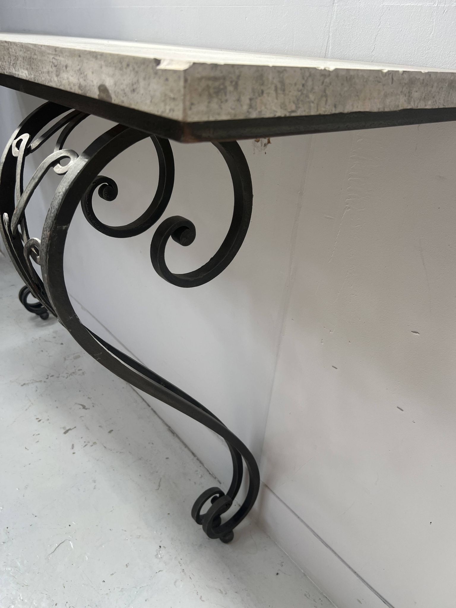 Art Deco console in hammered wrought iron, 20th century.
