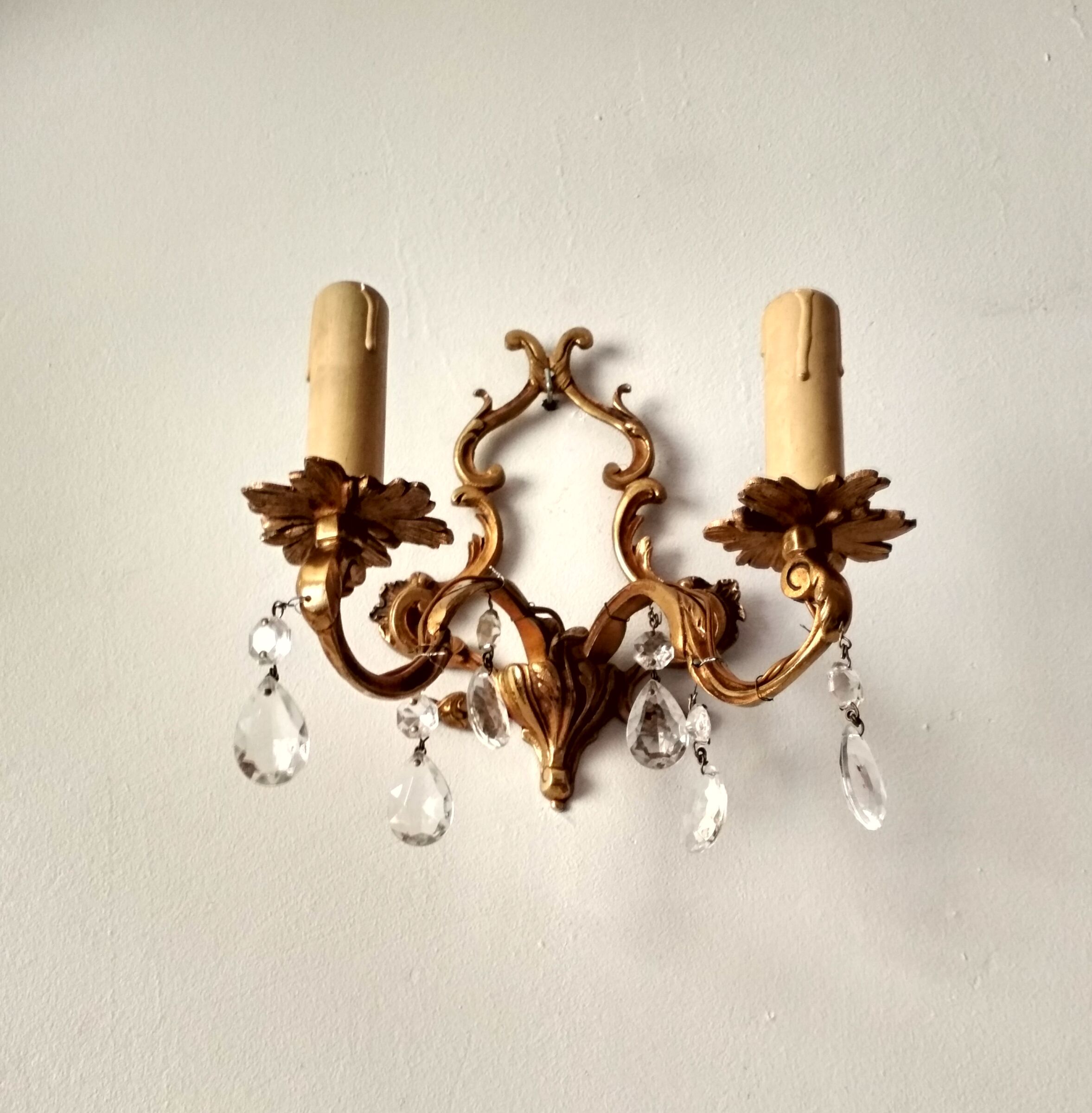 Rococo-style wall lamp in gilded bronze and crystal stamps