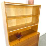 Vitrine en placage avec étagères