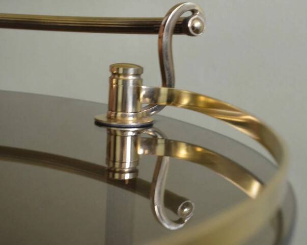 Desserte néoclassique en laiton et et verre fumé, milieu XXème