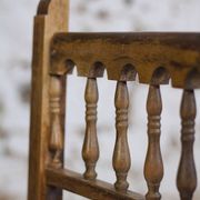 Chaise brutaliste bois et cuir espagnol, 1950