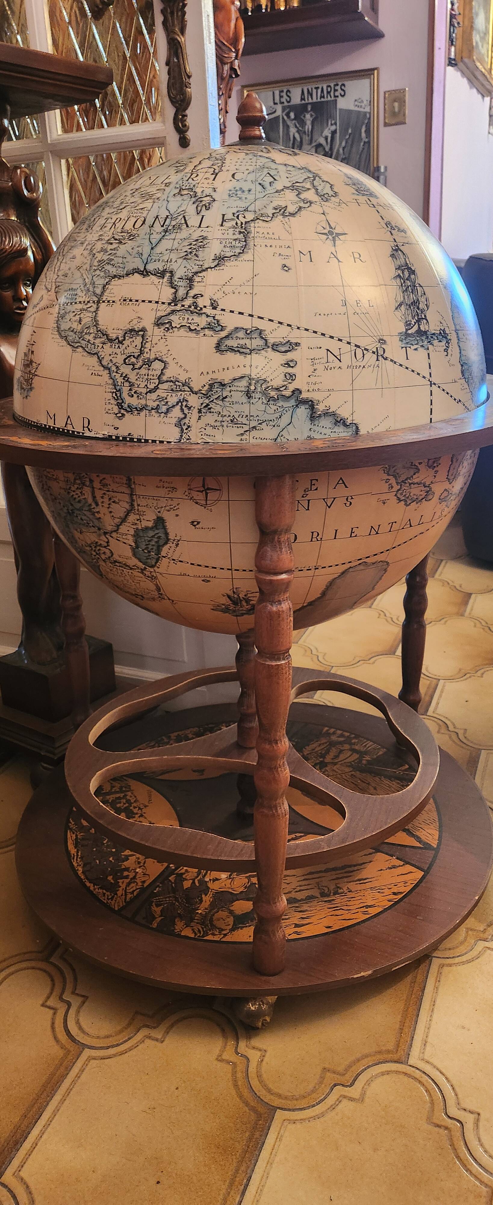 Bar globe terrestre on wheels