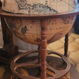 Bar globe terrestre on wheels