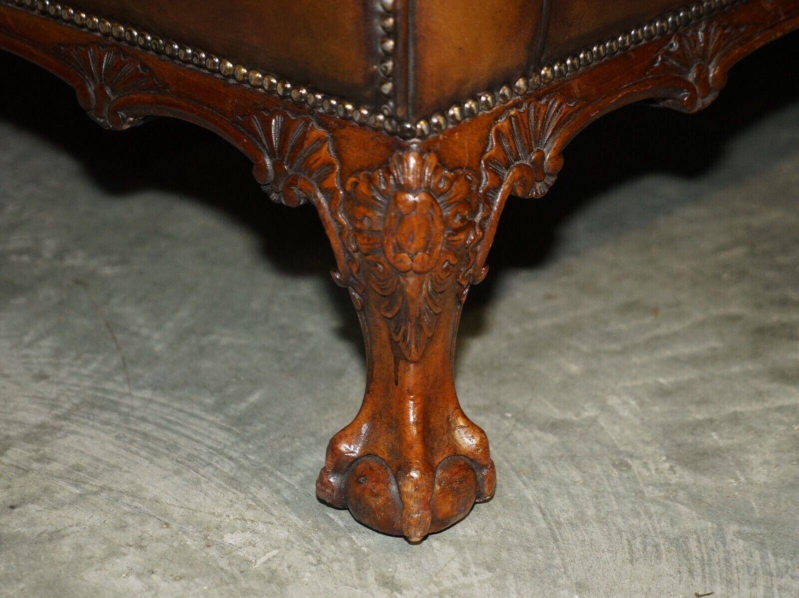 Chesterfield leather canapé with claw and ball feet by Howard & Son, Victorian era.