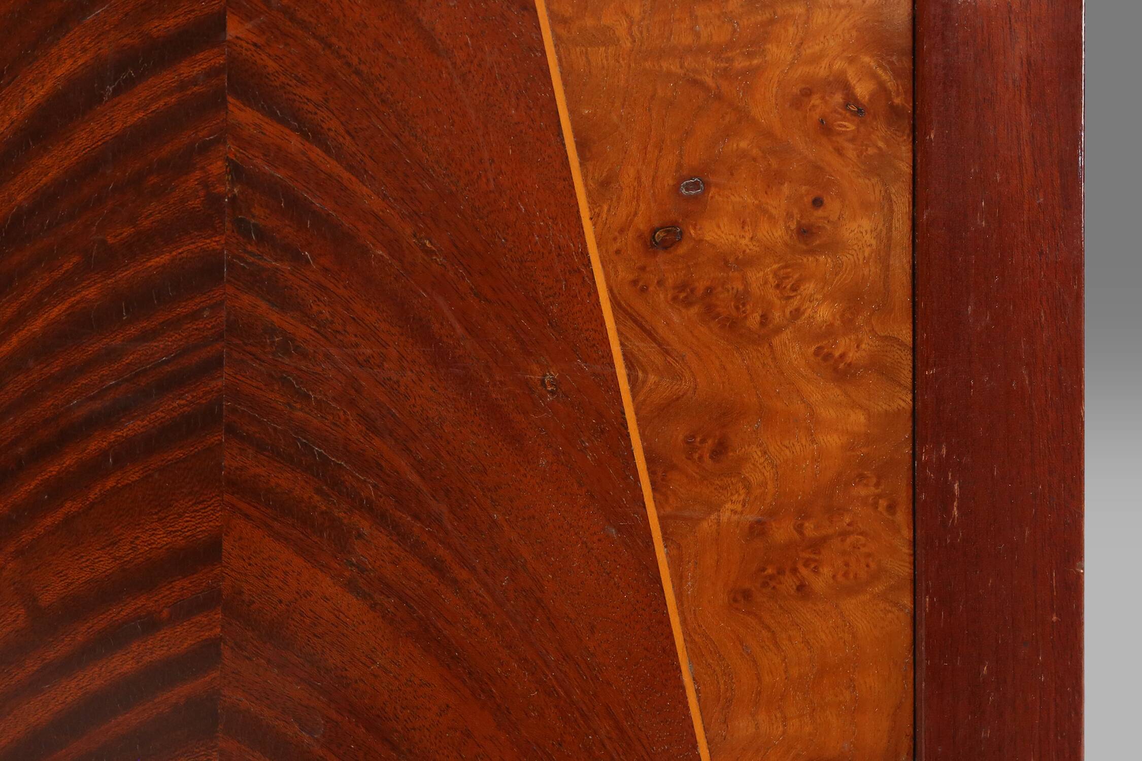 Table de chevet Art Déco avec marqueterie géométrique en bois et plateau en marbre, France, années 1930