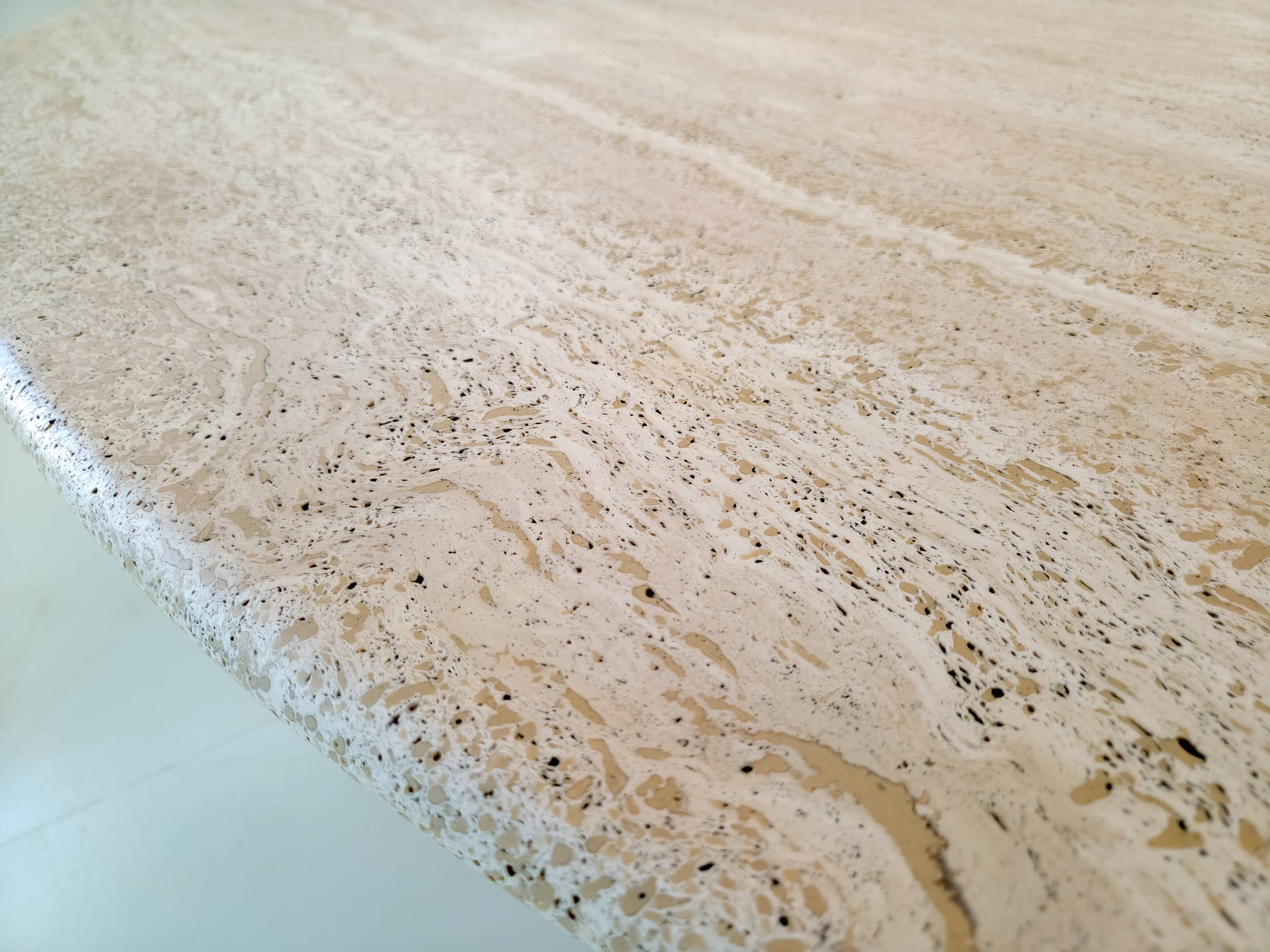 Mario Bellini – Il Colonnato – Italian travertine dining table, ca. 1980