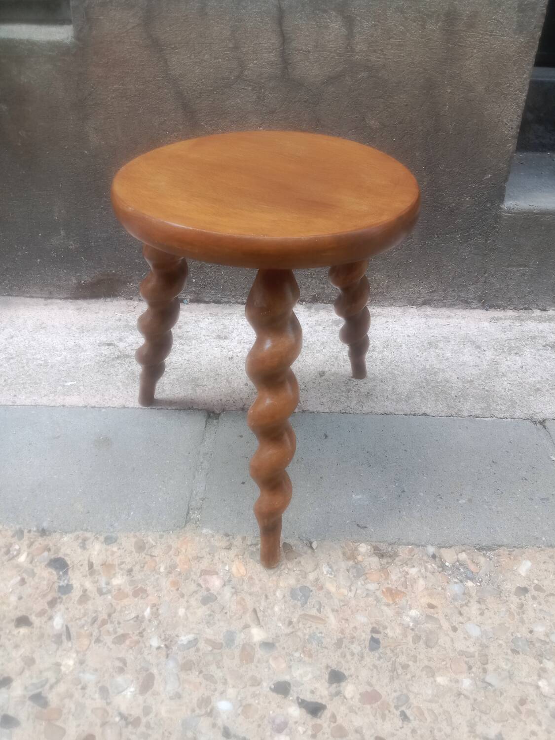 Tabouret tripode bois tourné