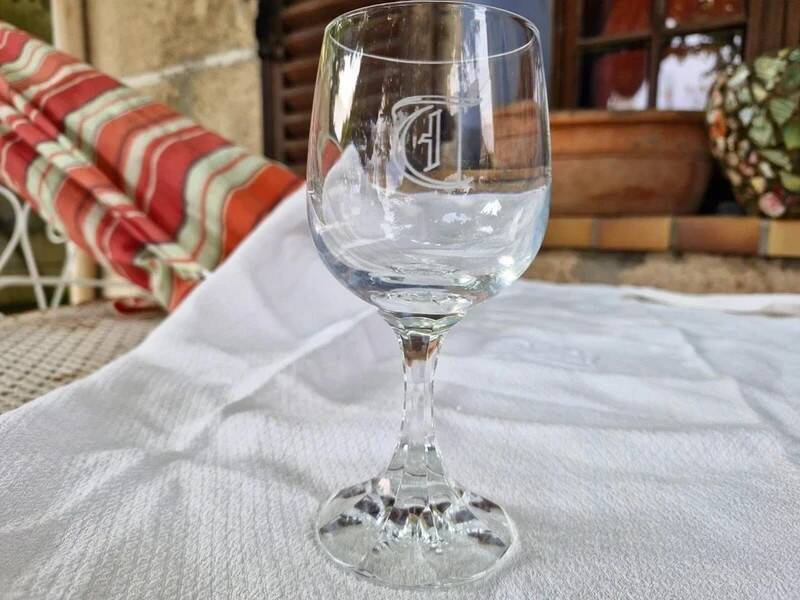 Vintage 10 large crystal glasses - Engraved logo - Cut stem - Very heavy