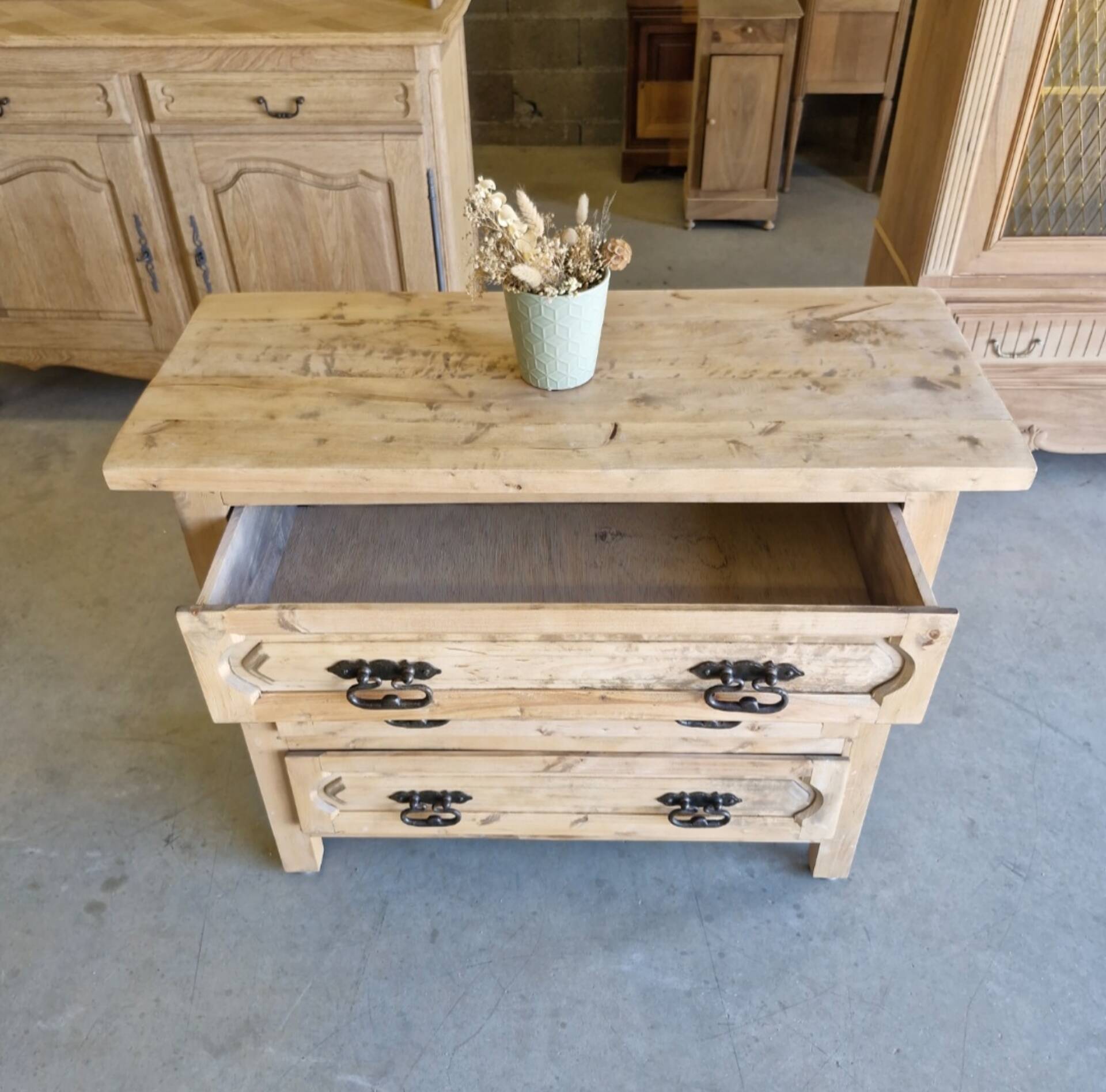 Commode ancienne en bois massif – rénovée