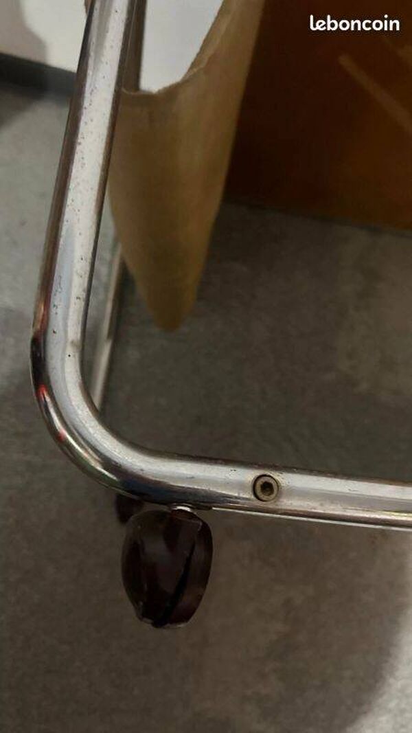 Table basse années 70/80 à roulettes avec tubulures métalliques, porte jour